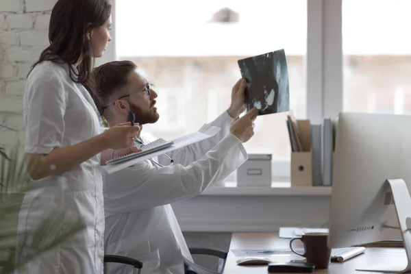 Ärzte diskutieren über Röntgen — Stockfoto