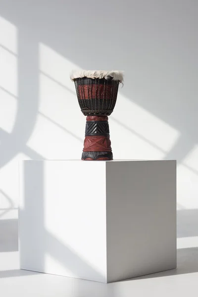 Ethno Djembe op kubus — Stockfoto