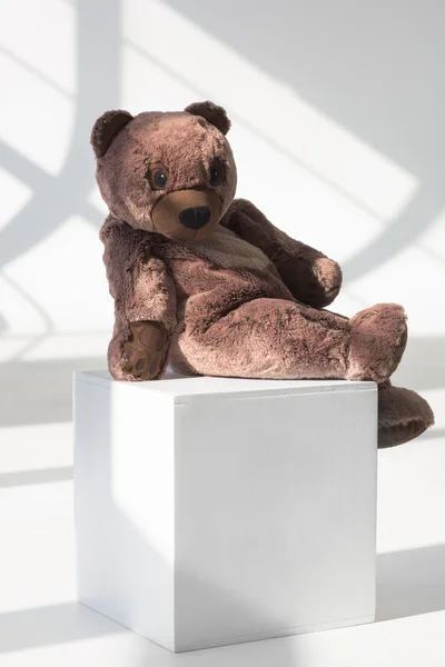 Teddy Bear op kubus — Stockfoto