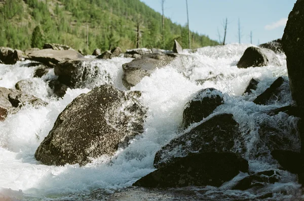 Каскадная река в горах — стоковое фото