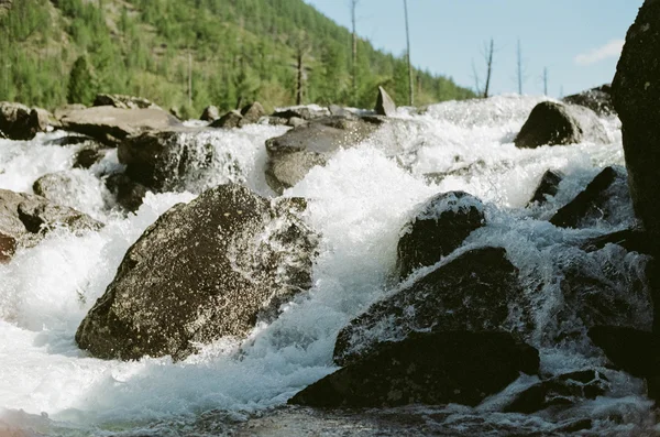 Rivière Cascade en montagne — Photo