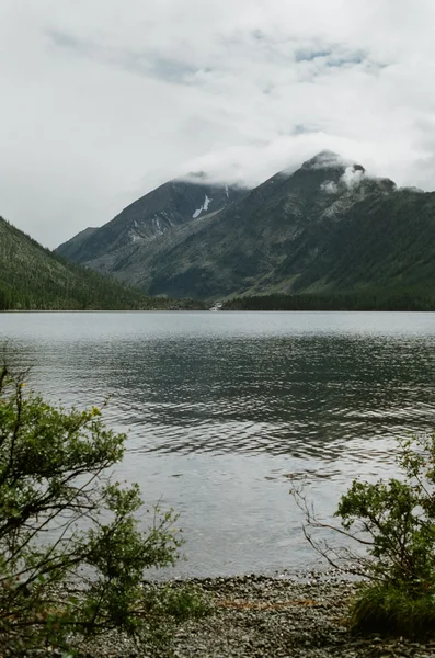 Wysokogórskie jezioro lato — Zdjęcie stockowe