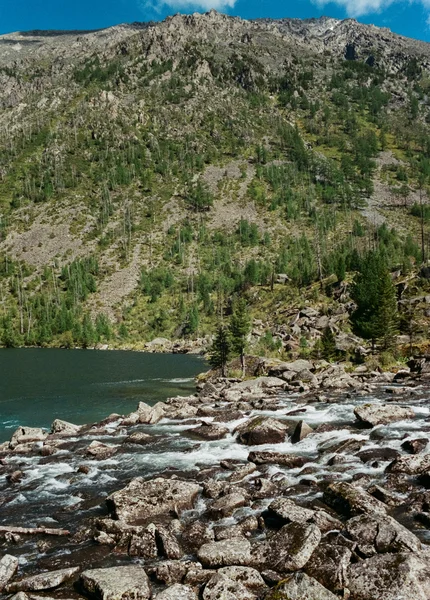 Cascada de río en las montañas —  Fotos de Stock