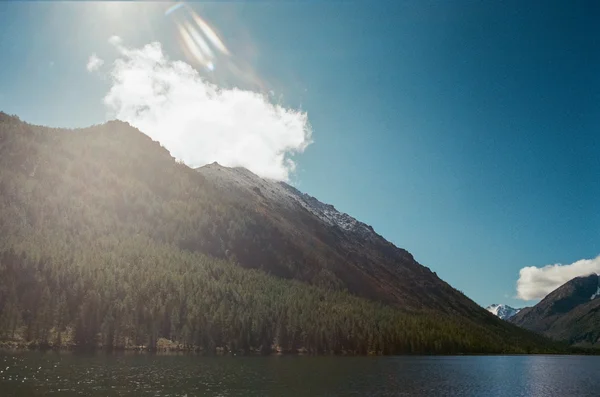 Lago de montaña en el día soleado —  Fotos de Stock
