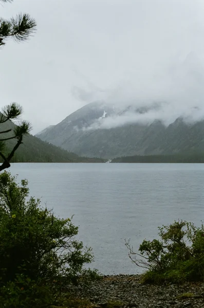 Lac de montagne en été Image En Vente