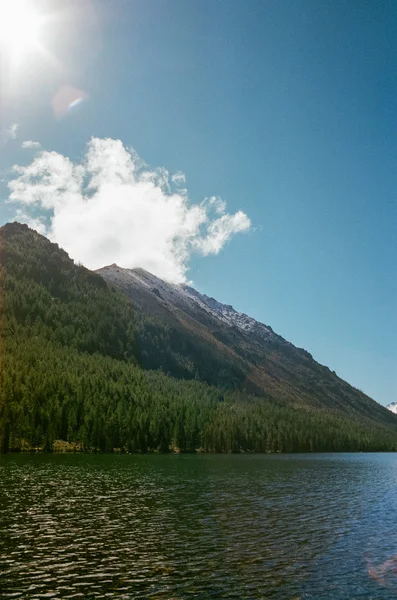 Bergsee an sonnigem Tag Stockfoto