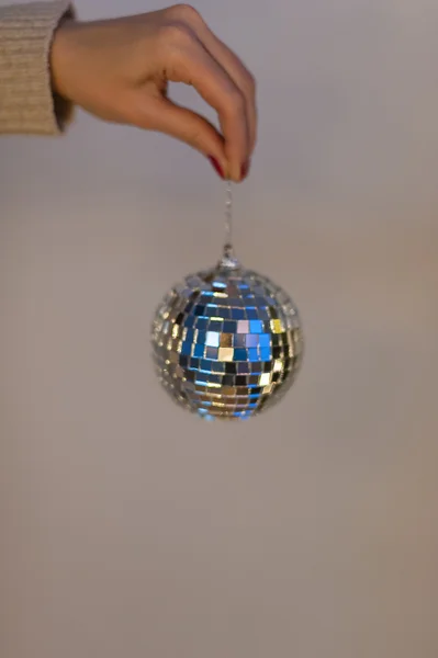 Donna con disco ball — Foto Stock