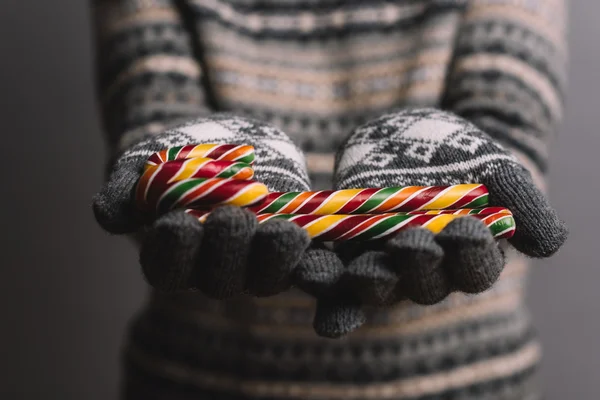 Ręce z Boże Narodzenie Candy laski — Zdjęcie stockowe