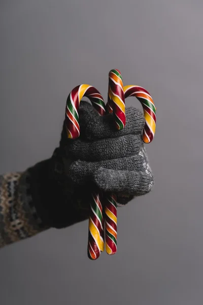 Main avec des bonbons de Noël — Photo