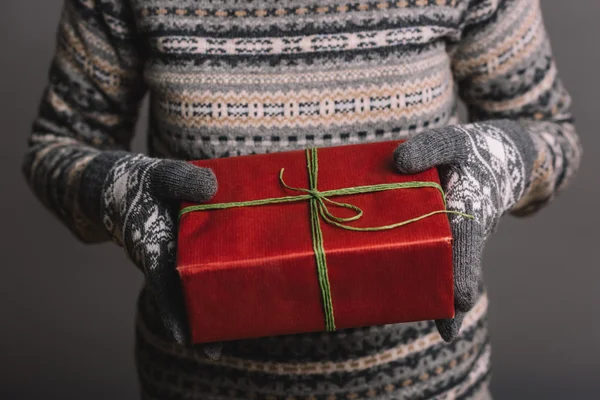 Mani femminili con regalo di Natale — Foto Stock