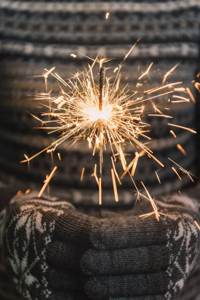 Mãos femininas com Natal Sparkler — Fotografia de Stock