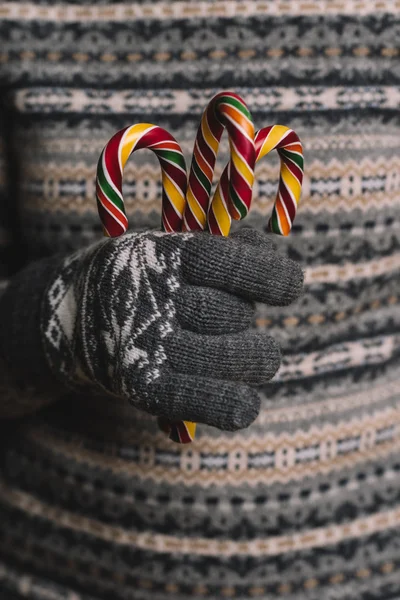 Руки Різдво льодяники — стокове фото