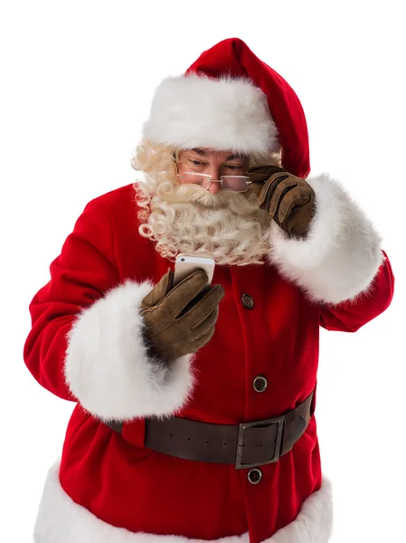 Портрет Санта-Клауса со смартфоном — стоковое фото