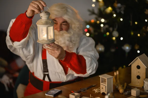 Noel Baba holding fener — Stok fotoğraf