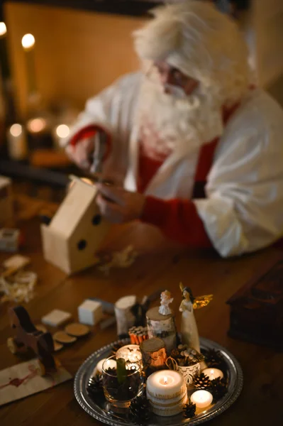 Weihnachtsmann bastelt Holzspielzeug — Stockfoto