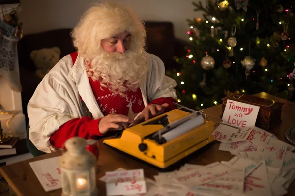 Santa Claus responding to children's letters — Stock Photo, Image
