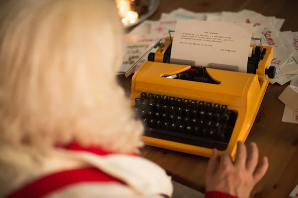 Santa Claus svarar på barns brev — Stockfoto