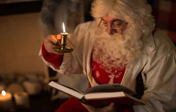 Santa claus leesboek — Stockfoto