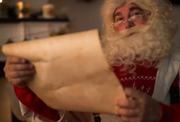 Санта Клаус держит старый бумажный свиток — стоковое фото