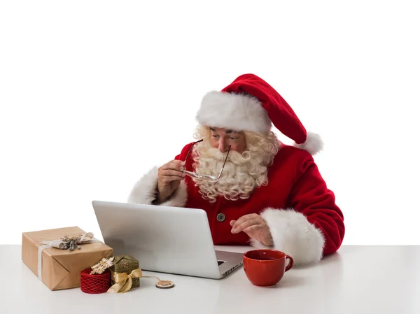 Santa Claus arbetar med laptop — Stockfoto