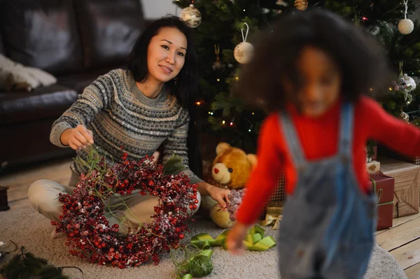 Mor och dotter spelar i juletid — Stockfoto