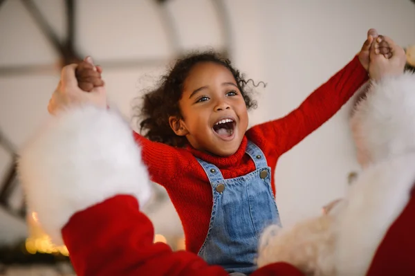 Noel Baba ile şirin Afrikalı kız — Stok fotoğraf