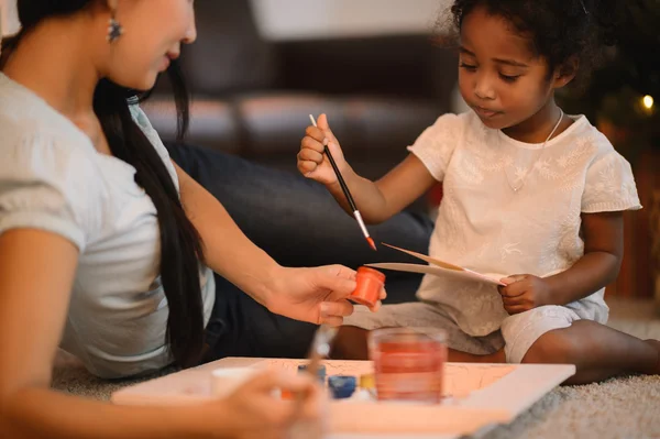 Mother and daughter drawing together — Stock Photo, Image