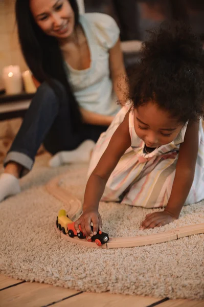 Mor och dotter spelar i juletid — Stockfoto