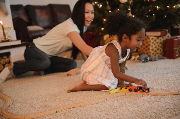 Mor och dotter spelar i juletid — Stockfoto