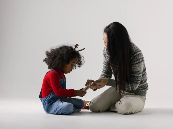 Karışık ırk anne ve kızı — Stok fotoğraf
