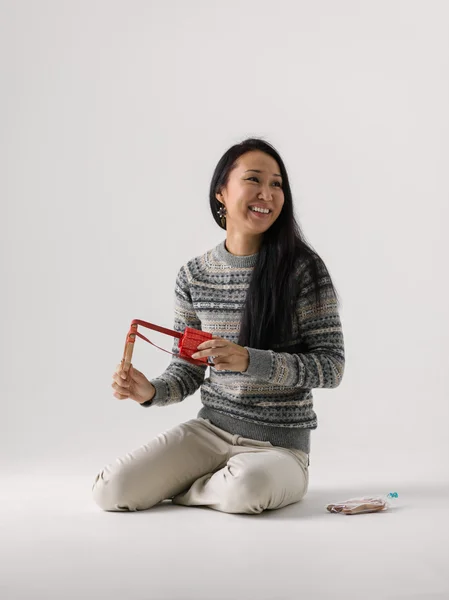 Mujer bonita con regalo de Navidad — Foto de Stock