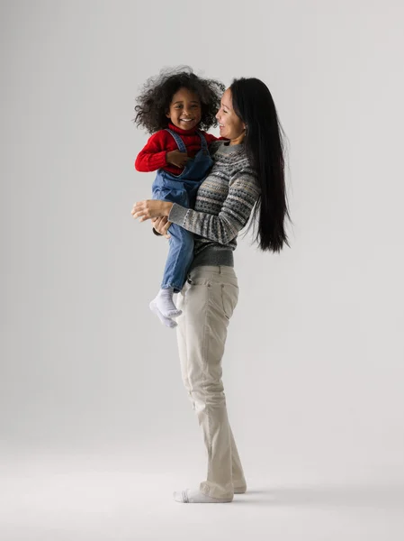 Mère et fille de race mixte — Photo