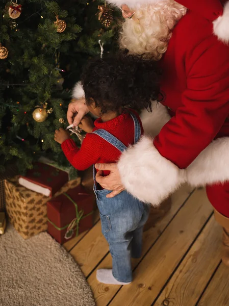 Père Noël avec jolie fille africaine — Photo