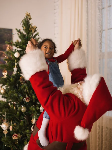 Santa Claus con linda chica africana —  Fotos de Stock