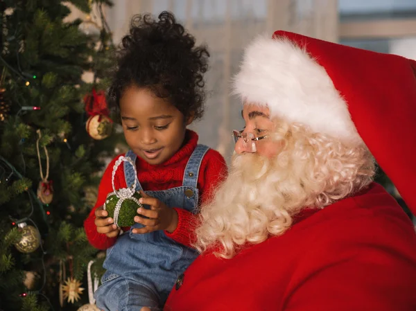 Weihnachtsmann mit süßen afrikanischen Mädchen — Stockfoto