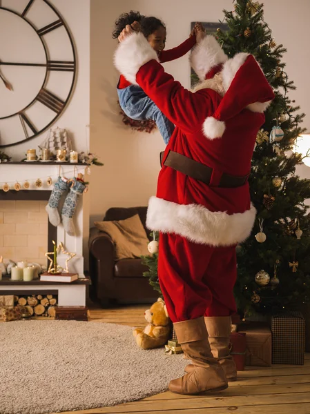 Santa Claus con linda chica africana — Foto de Stock