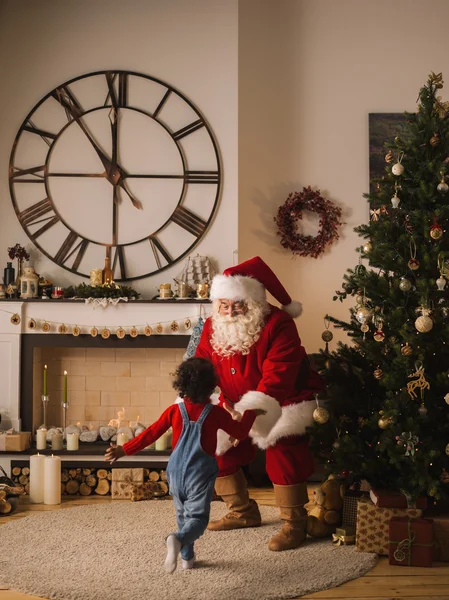 Père Noël avec jolie fille africaine — Photo