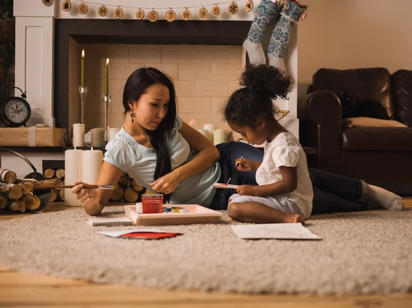 Mor och dotter på julafton — Stockfoto