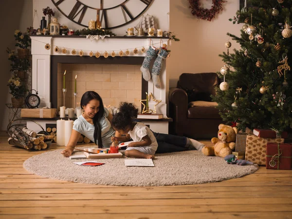 Mor och dotter på julafton — Stockfoto