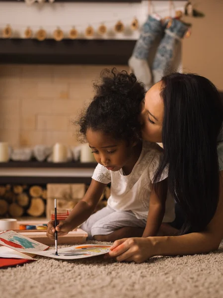 Mor och dotter på julafton — Stockfoto