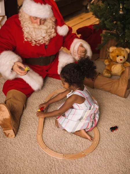 Noel Baba ile şirin Afrikalı kız — Stok fotoğraf