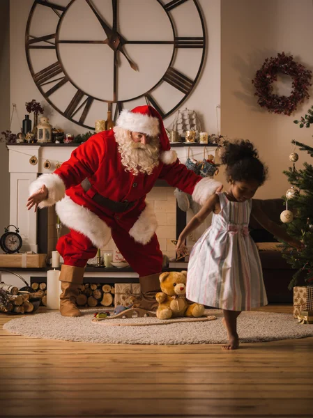 Noel Baba ile şirin Afrikalı kız — Stok fotoğraf