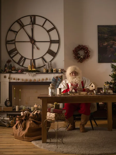 Santa claus thuis — Stockfoto