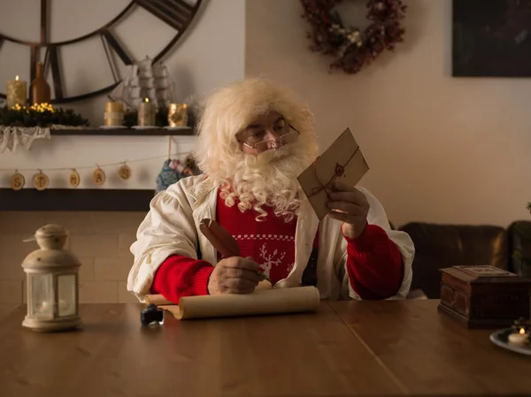 Santa claus thuis — Stockfoto