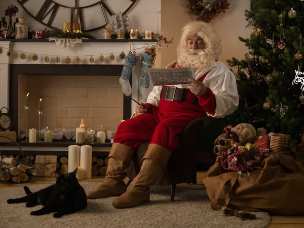 Santa claus thuis — Stockfoto