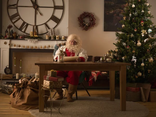 Papai Noel em casa Fotos De Bancos De Imagens