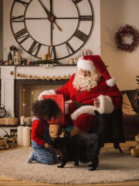 Noel Baba ile şirin Afrikalı kız