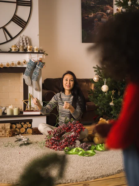 Anne ve kızı Noel zamanda — Stok fotoğraf