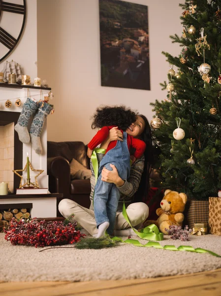 Mutter und Tochter zur Weihnachtszeit — Stockfoto