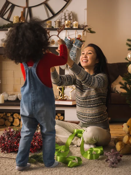 Mutter und Tochter zur Weihnachtszeit — Stockfoto